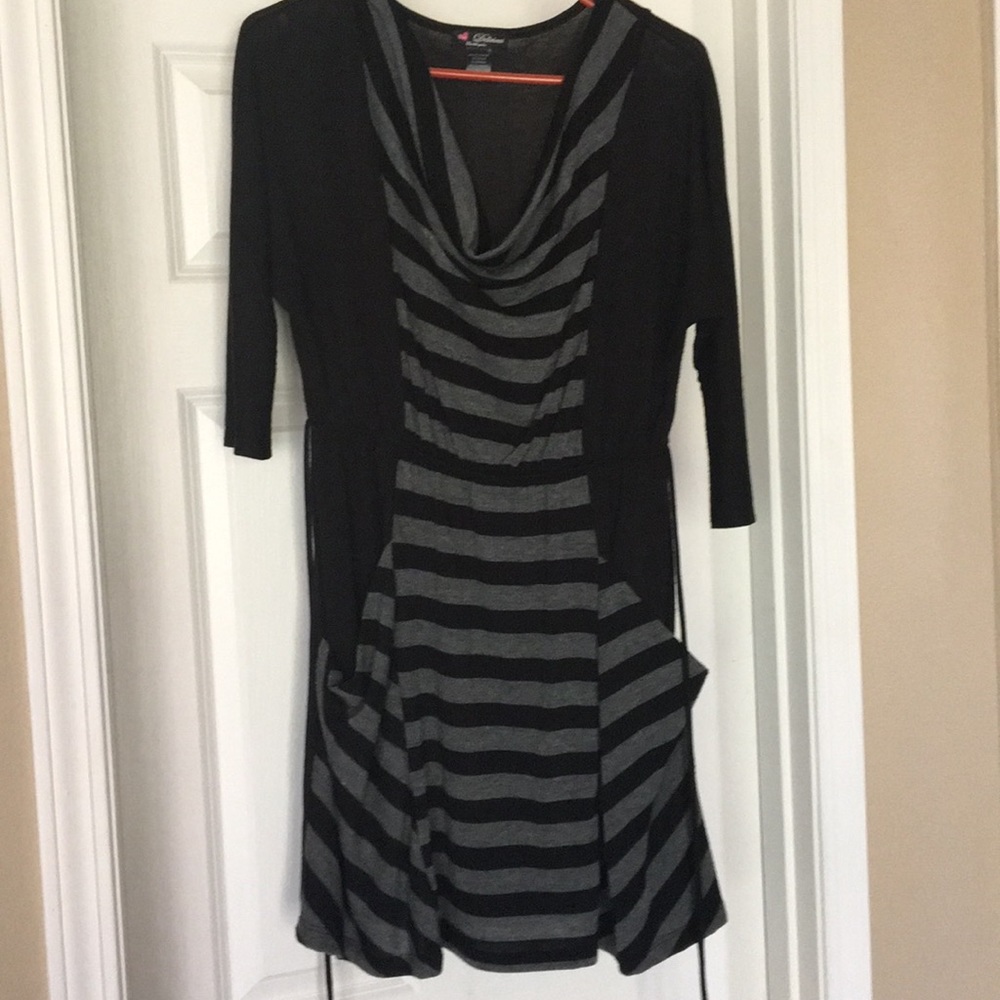 Black and gray tunic with large pockets-size L